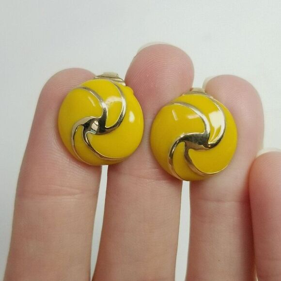 Vintage Yellow Enamel Round Clip On Earrings, Spiral Pinwheel Design, Estate - Picture 6 of 6